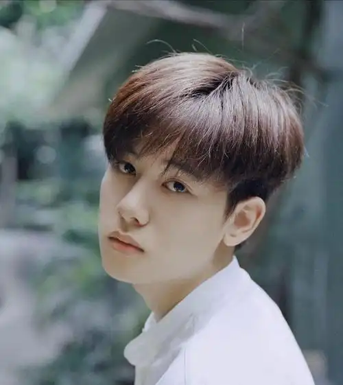 最近小姐姐们最欢迎的16款男生发型