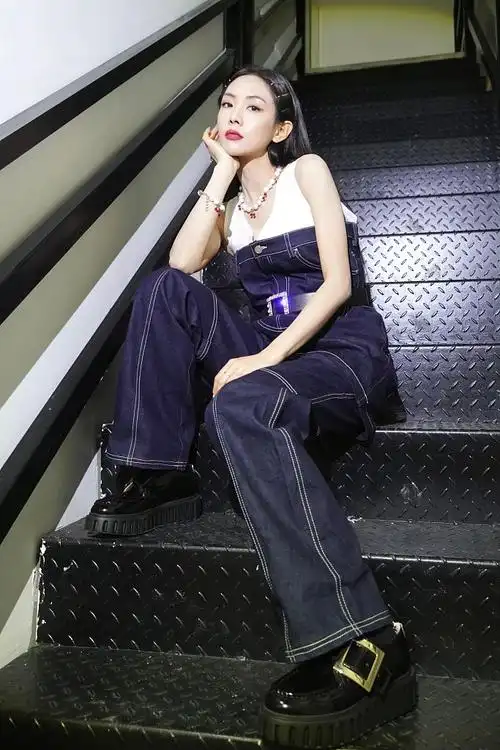 王霏霏楼道情绪写真氛围十足 拼接牛仔裤装造型酷飒不羁