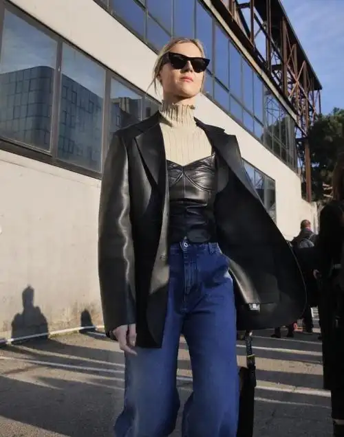 皮衣配什么裤子好看皮衣牛仔裤也太帅了