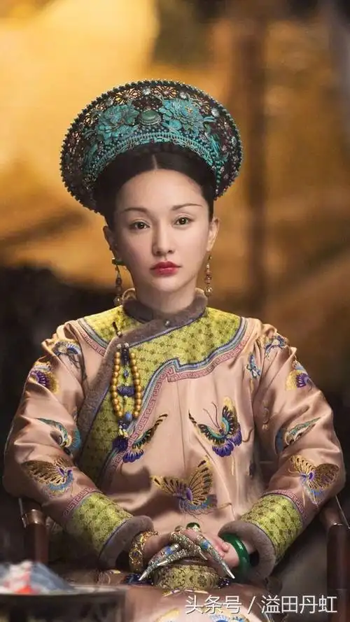 《如懿传》里周迅的宫廷扮相,是她近几年在影视剧中的颜值巅峰