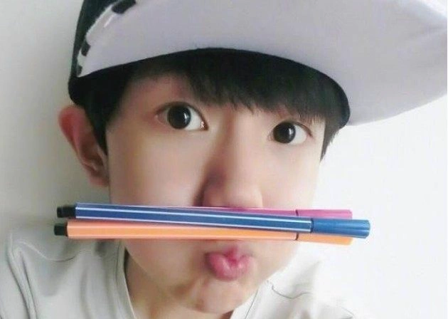 明星嘟嘟嘴卖萌照片,王源最用力赵丽颖最可爱,而他最尴尬