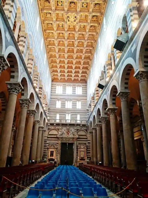 比萨教堂内部富丽堂皇.