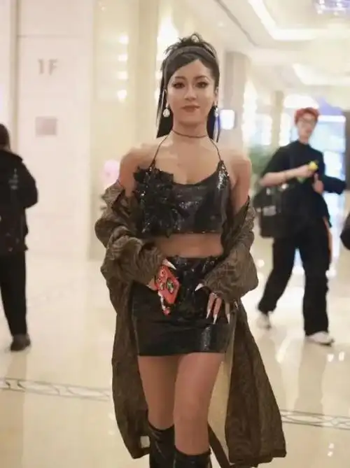 吉克隽逸性感近照曝光!大秀马甲线,和10年前比白了好几个度