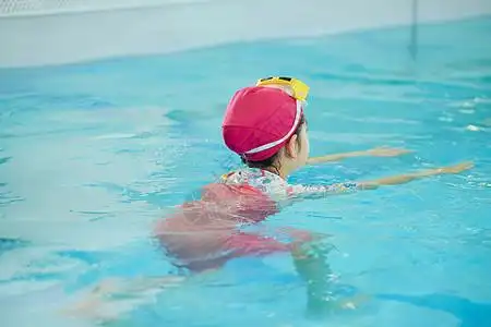 游泳馆游泳的小女孩背影图片素材