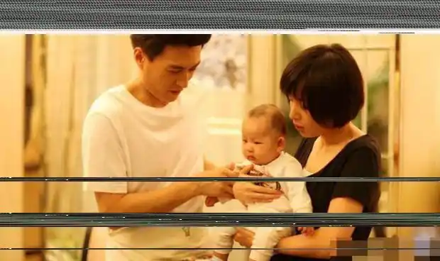 靳东老婆晒父子3人合照,小儿子的鞋成亮点,网友:好媳妇