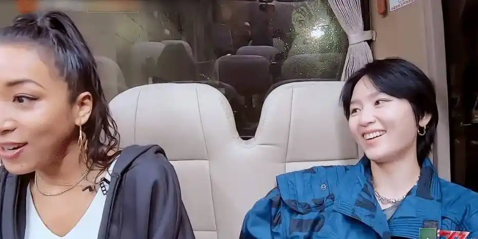 原创周笔畅在车里摔倒吉克隽逸在一旁幸灾乐祸两人感情如何很明显