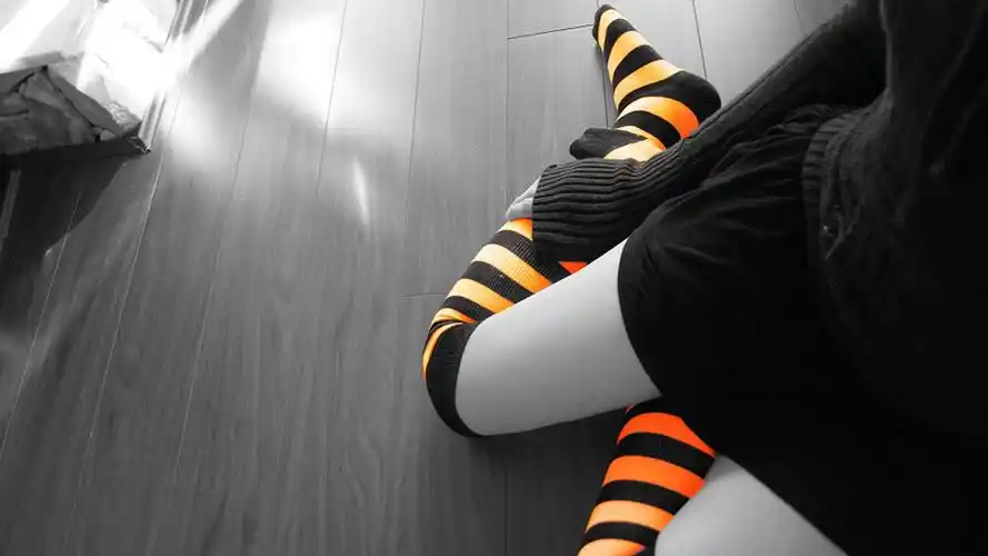 上服装袜子legswomenmodelselectivecoloringonthefloorsocks壁纸图片