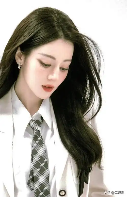 迪丽热巴白色披肩旗袍 新造型优雅高贵美爆了