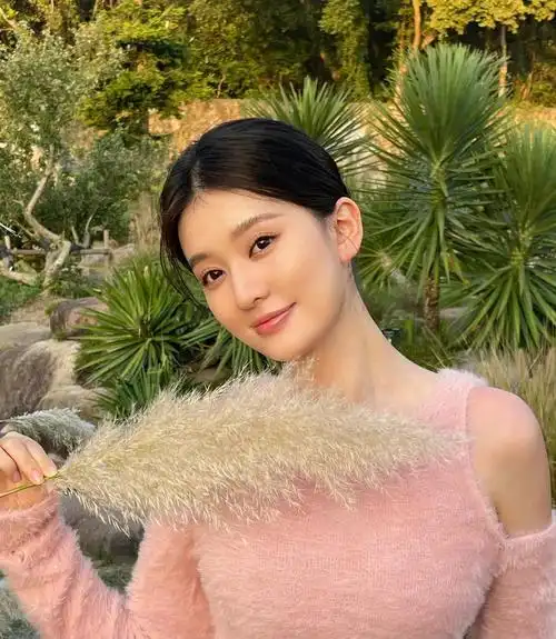 乔欣嘟嘴拍照,甜美可爱,温婉可人!_高清图集_新浪网