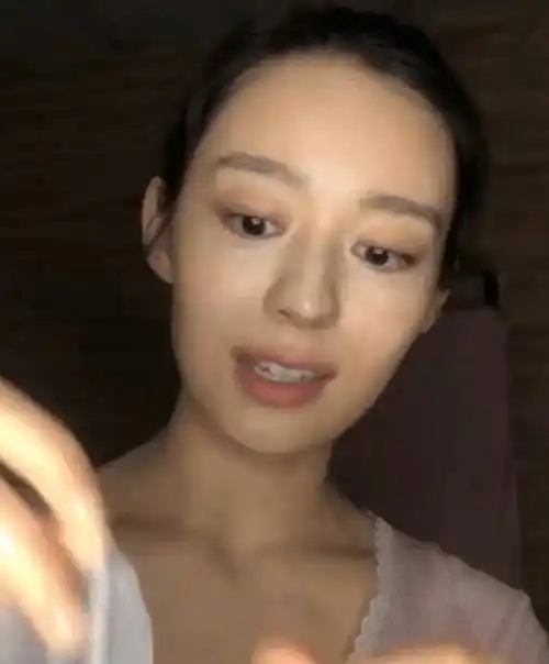 吉娜素颜直播露面,卸掉浓妆大变样,这确定只有25岁?_形象_不知道_样子