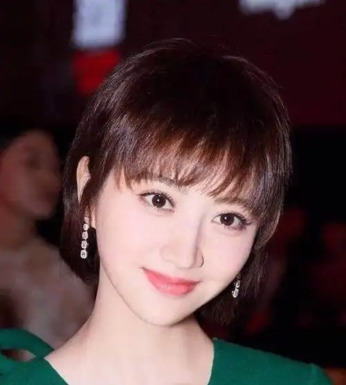 女星扎堆剪短发?大伙来评论评论这些发型的特点