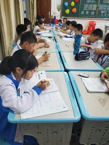 家校共育 做好孩子的引路人 ———海南职工秀英子弟学校 五3班家长进