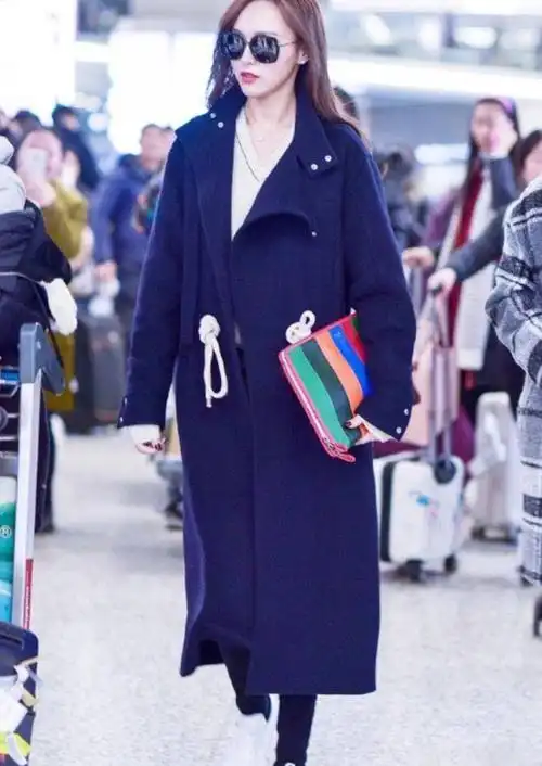 蓝色衣服配什么颜色裤子