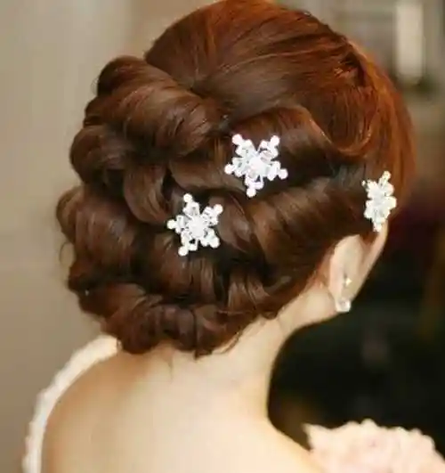 2021最新时尚美新娘盘发图