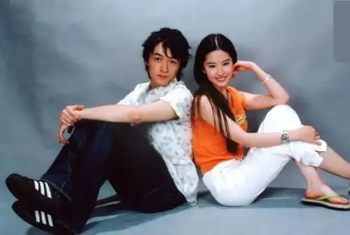刘亦菲胡歌结婚辟谣,可两人早年写真照,青涩又默契,简直配一脸