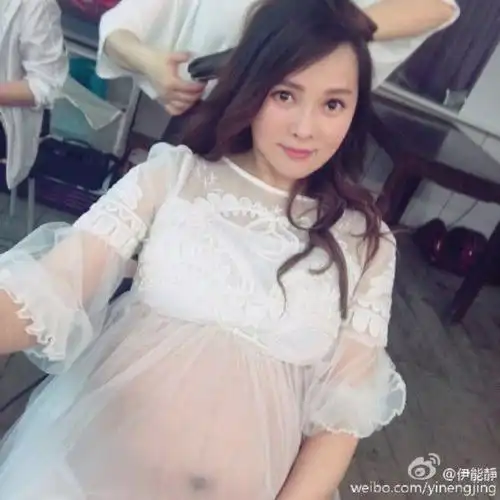 明星妈妈炫腹神技 孕照比婚照更心机