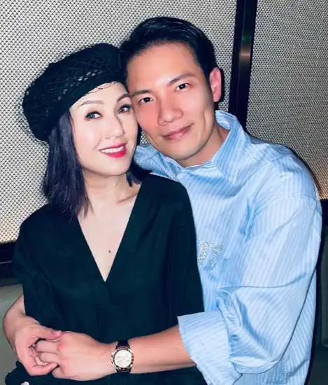 杨千嬅参加儿子毕业典礼,穿百元t恤接地气,素颜状态不如素人