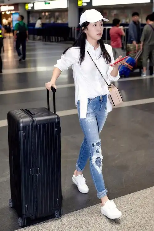 组图李念现身机场独自推巨大行李箱显娇小