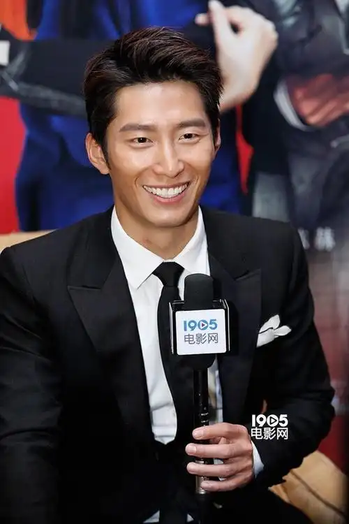 图库 图片新闻 华语制造 > 专访窦骁:再不找女朋友,网上就该说我出柜