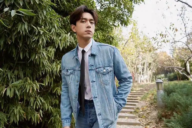 李现发博:牛仔很忙;附工作室高清无水印帅图