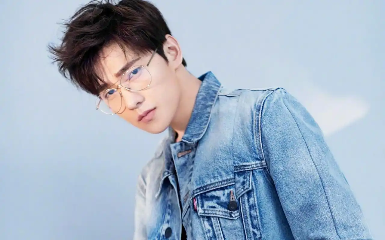 最新杨洋时尚宽屏壁纸撩动少女心的杨洋