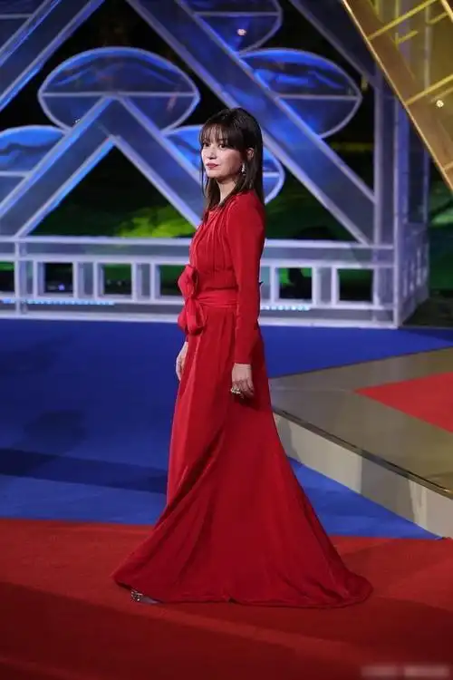 赵薇红毯照流出,穿红色连衣裙43岁依旧美艳,颈纹却暴露年龄了_网易