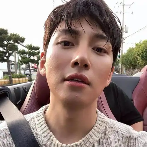 67池昌旭退伍的时候比入伍前要圆润不少,不过素颜的颜值还是非常抗