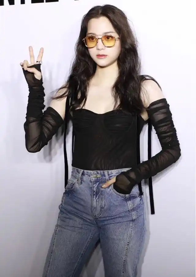 欧阳娜娜真是超前发育了这么好的身材比例一点不输成年女人