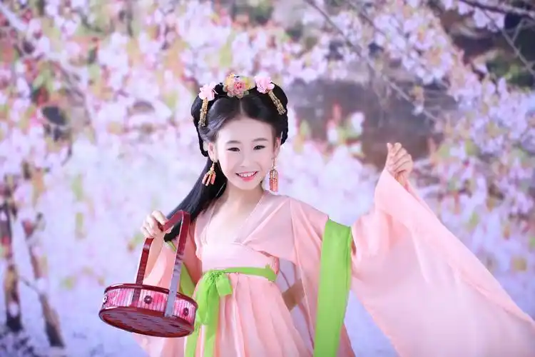 人气小童星何羿霏古装媲美范冰冰 被赞00后萌女神