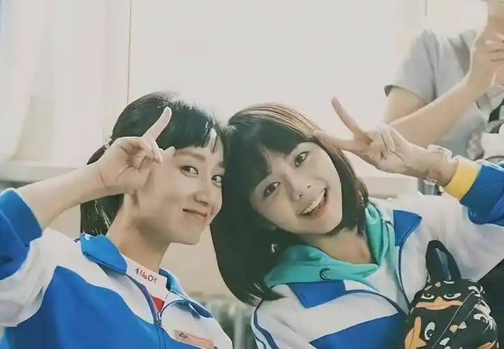 35岁董晴大婚!谭松韵得手捧花,黄晓明上台发言暴露真实人品!