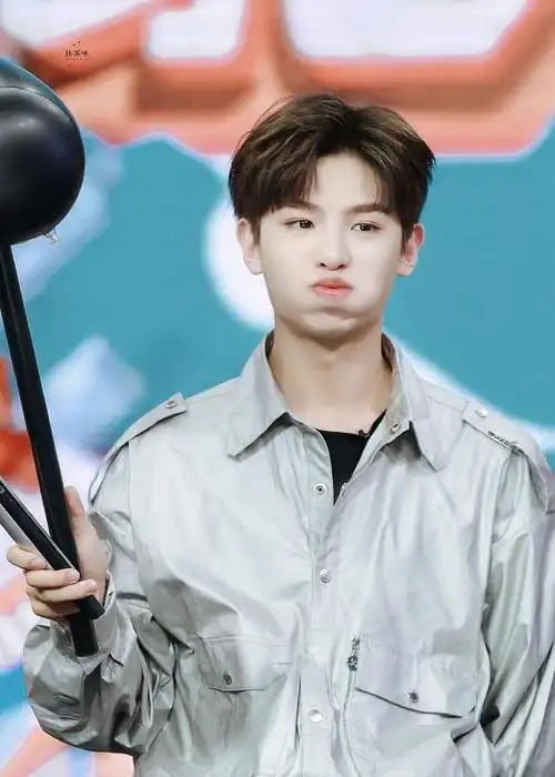 黄明昊天天向上太可爱了吧!吃东西好像小猪,最后一张嘟嘴照超萌