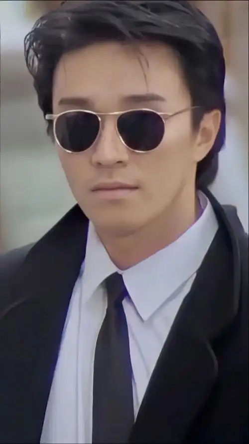 星爷年轻时的绝世容颜!如蹦迪般诱惑!