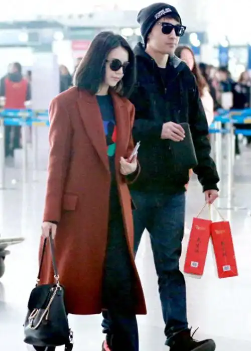 高圆圆赵又廷回家过年!穿红大衣配阔腿裤真时髦,全程笑脸好幸福