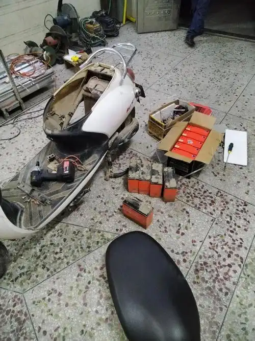 电动车电瓶  天能电池 县城继续加班完成一组电动车电瓶安装 - 抖音