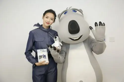 张梓琳亮相严歌苓新作新书发布会尊重生命为小动物保护发声