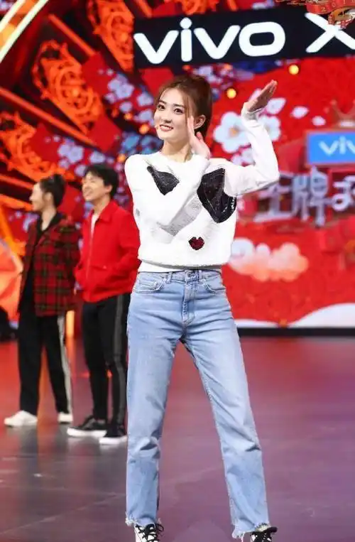 25岁徐璐穿减龄装上节目,高扎马尾配卡通毛衣,美成16岁的小姑娘_显得