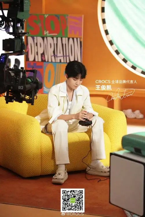 王俊凯超话听说还有#crocs洞门#人没看够#夏日总洞员#片场小凯?
