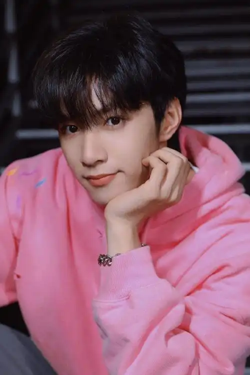 刘耀文穿卫衣在30度户外拍照#是谁家的猪猪小宝这么可爱啊!