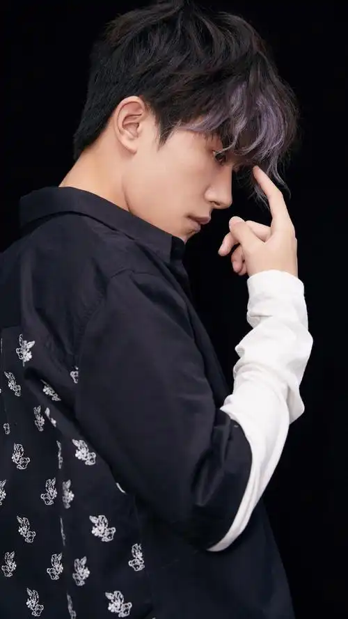 易烊千玺帅气写真,高清图片,手机锁屏桌面-壁纸族