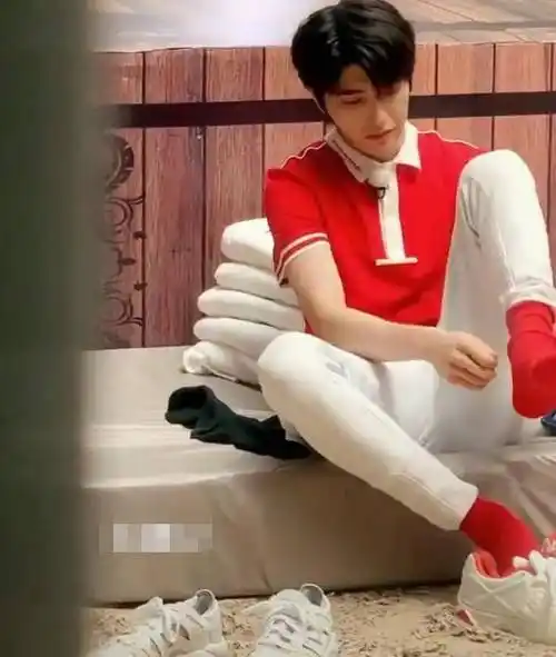 有种地位叫蔡徐坤,最后一个穿袜子上台,谁注意导演组反应?