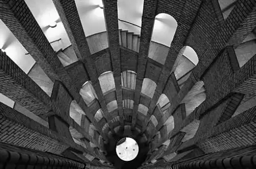 创意摄影无限延伸的楼梯