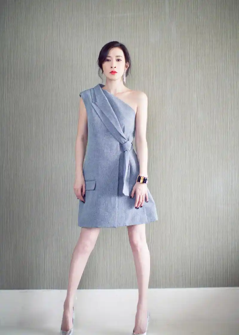 48岁佘诗曼近照状态太好了!穿一袭白色吊带裙,港风女神依旧靓!