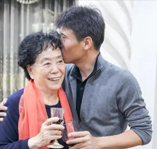 李乃文一家三口照片(47岁婚姻仍然是个谜)