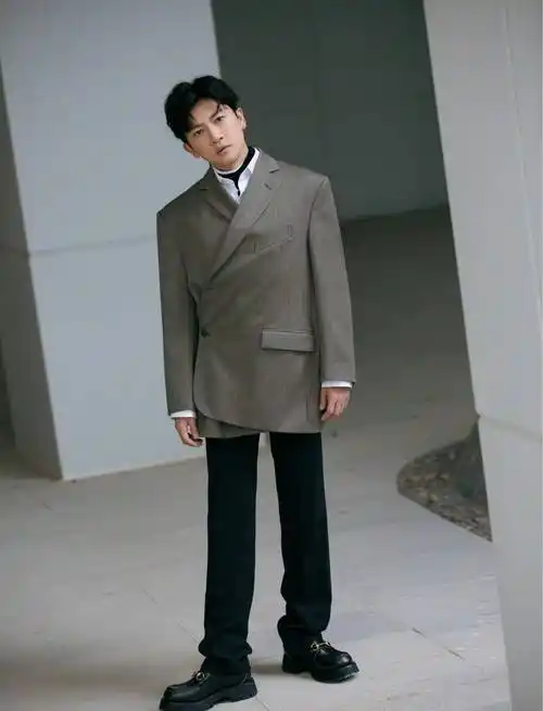 苏有朋最新写真照,身穿白西装搭红高领出镜,看不出快47岁_黑色_牛仔裤