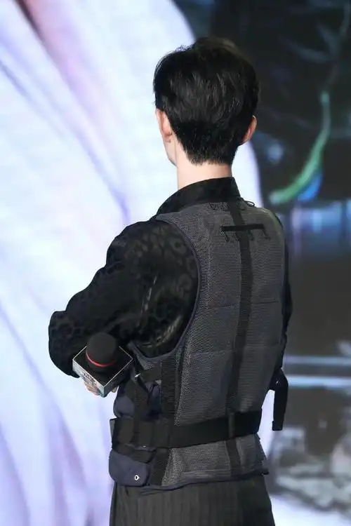 肖战图集先生强大的背影撑起了整个虾圈