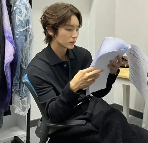 首先,我们要提到的是李准基,这位韩国演员似乎与时间签订了不老契约