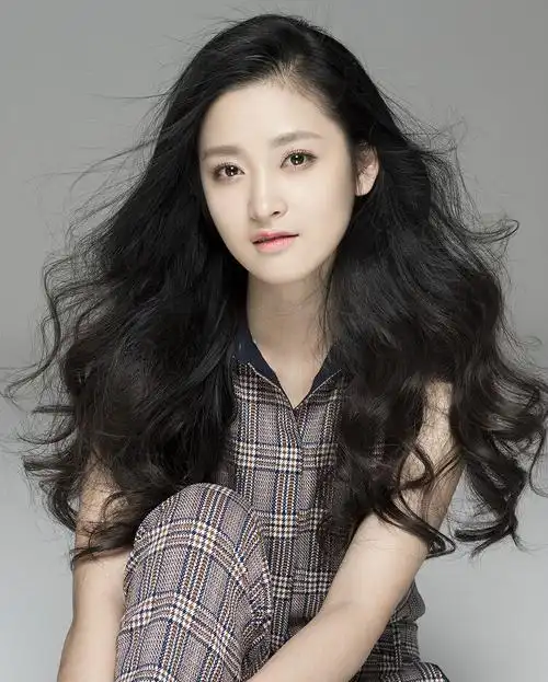 p>肖婷佳,出生于湖南邵阳,毕业于 a target="_blank" href="/item