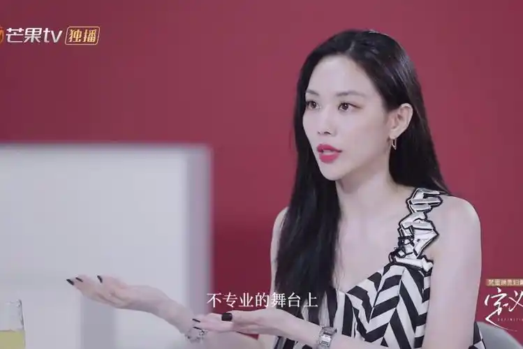 从《乘风破浪的姐姐》的节目来看,感觉王霏霏好像比孟佳更有个性和