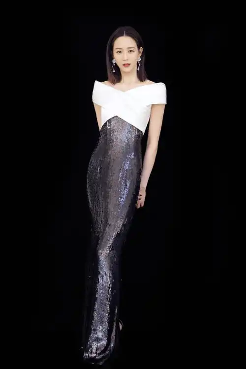 在张钧甯的礼服穿搭当中,拼接的元素出现的还是比较多的,在某一次参加
