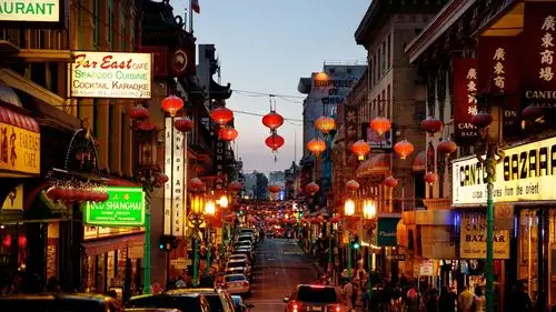 灯火辉煌的夜晚街景图片桌面壁纸